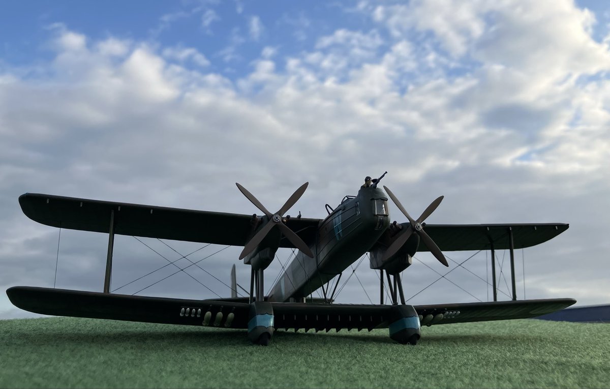 kikikikuyan's tweet photo. MATCHBOX 1/72 HANDLEY PAGE HEYFORD

久しぶりに晴れたのでお外で撮影会〜
自然光は粗を隠してリアリティーの増し増し効果ありを実感。 https://t.co/6VOLTYD2pT