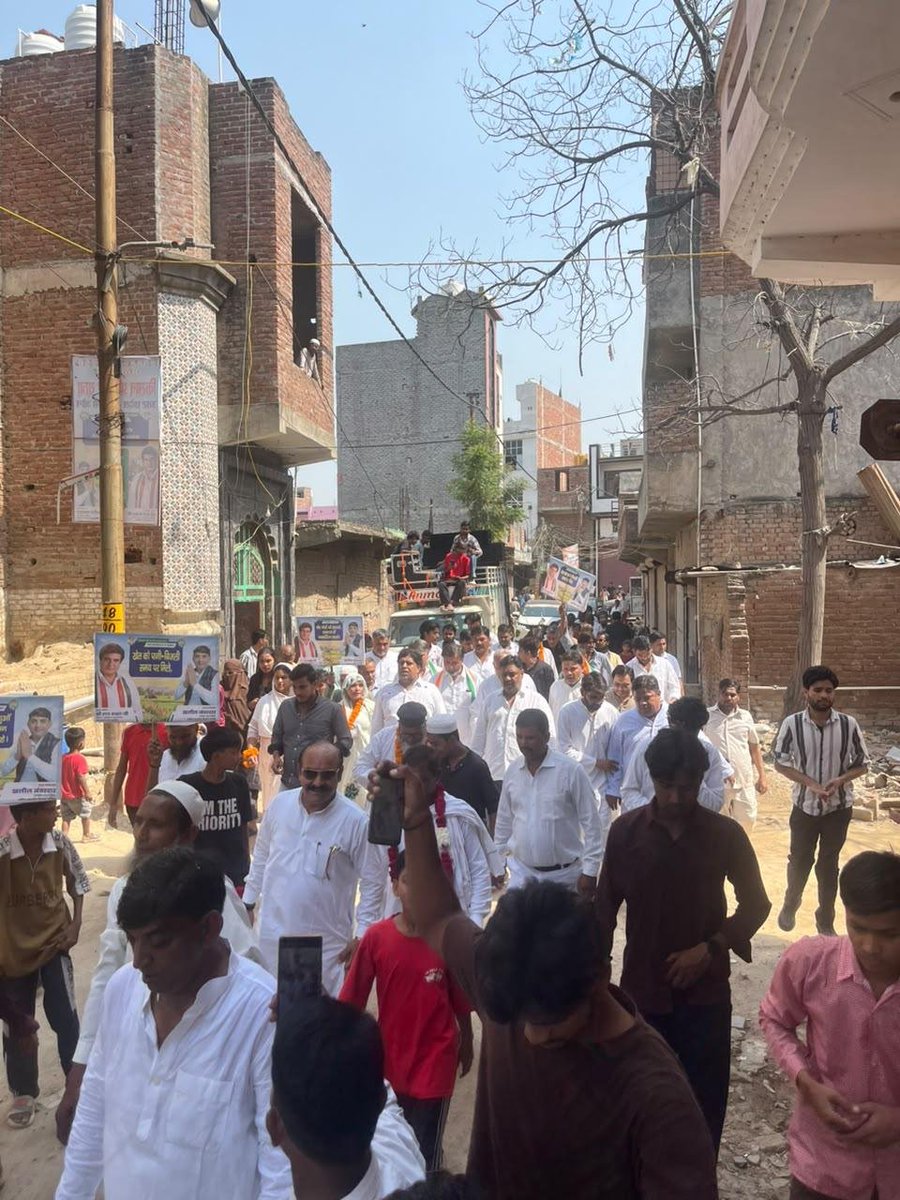 ShuklaAkhilesh_'s tweet photo. किसान अधिकार यात्रा — पाँचवाँ दिन, गाजियाबाद।

उत्तर प्रदेश किसान कांग्रेस की किसान अधिकार यात्रा आज गाजियाबाद पहुँची। किसानों के अधिकार, सम्मान और न्याय की आवाज़ को गाँव-गाँव तक पहुँचाने और उनकी समस्याओं को मजबूती से उठाने का संकल्प यात्रा के साथ आगे बढ़ रहा है। https://t.co/Q1s6EFDhPX