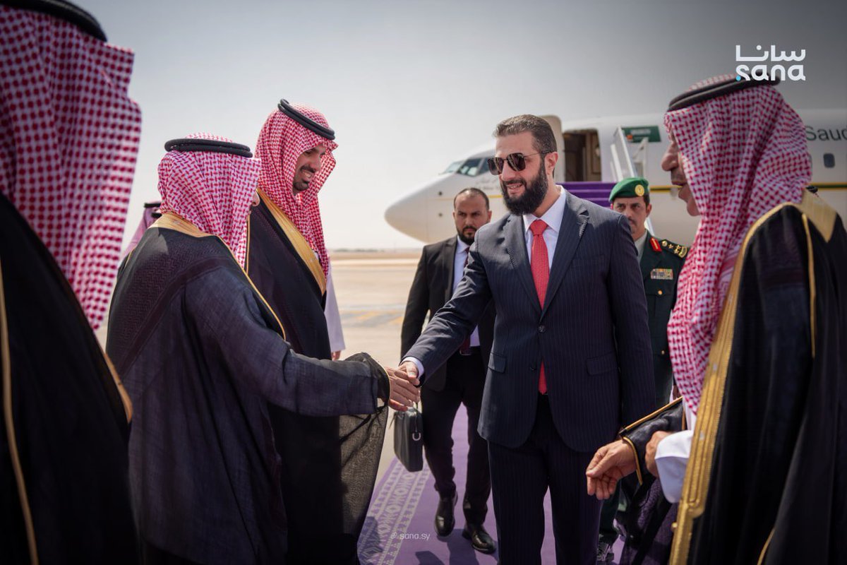omar_alharir's tweet photo. الرئيس أحمد الشرع يصل إلى العاصمة السعودية الرياض، يرافقه وزير الخارجية والمغتربين أسعد حسن الشيباني، في زيارة رسمية للقاء ولي العهد الأمير محمد بن سلمان، وكان في استقبالهما أمير منطقة الرياض الأمير فيصل بن بندر بن عبد العزيز. https://t.co/tZMDIQELWe