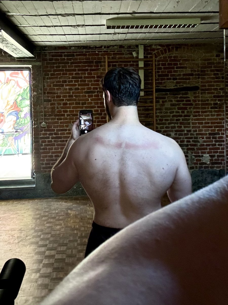 jasshogun's tweet photo. Barbell Squat tattoo 😬
tellement abusé le marquage que la barre fait sur le dos https://t.co/132Tkqeoaf