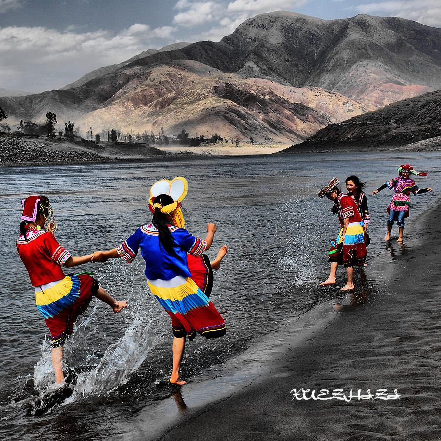 qwert01928301's tweet photo. Hey, the sieve's ready, the Yi ethnic group's here, let's bounce, waterfall vibes, bounce through the fun times! https://t.co/yv4599a6Ue