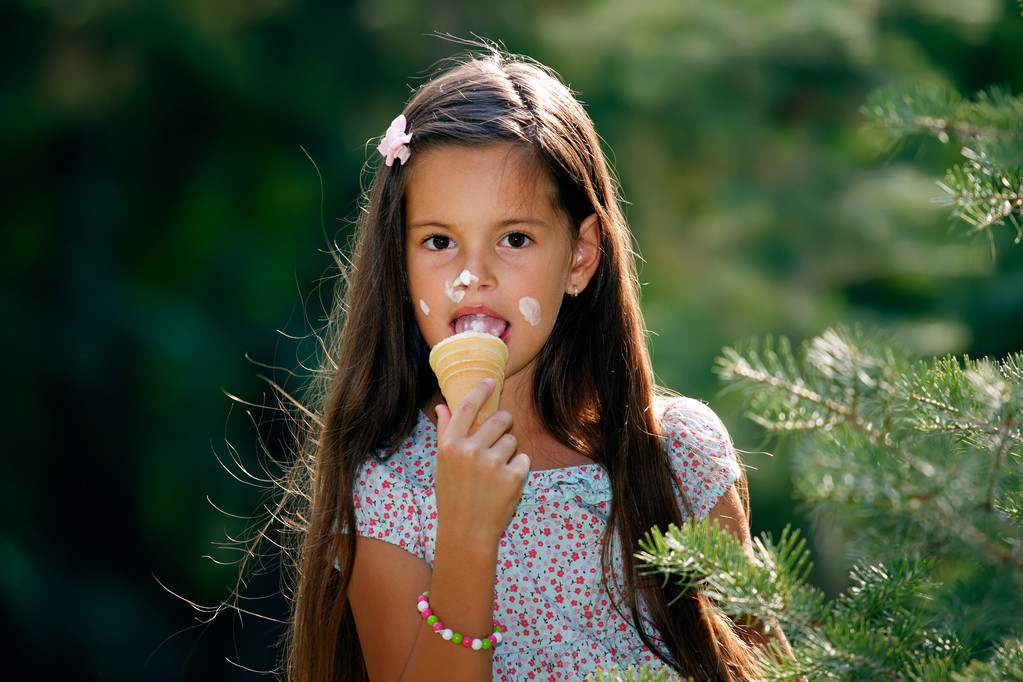 EdenAyresegvc's tweet photo. Esta noche, con sonrisa linda, comemos helado junto a la escalera. https://t.co/xiVxTSNtPv