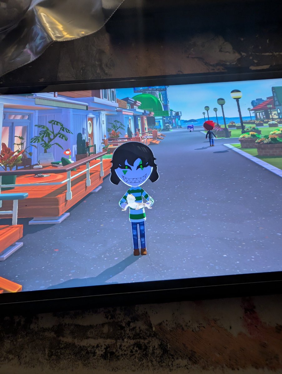 candiedShadow's tweet photo. The official Harlequin comic had me hurting. So I gave him a bearded dragon in TomoDachi life to make myself feel a little better. He loved it.
#tfcharleyquin #thefreakcircus #tfc https://t.co/RpzNjUYakp