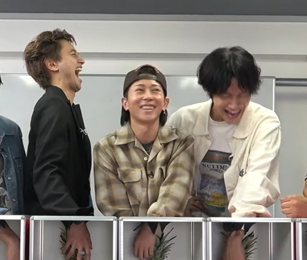 nin_Aejin4's tweet photo. メンバーが寝る前にパイナップル触る発言した時の顔オモロ爆笑
「ぽや門やってんな笑」な３人も愛おしい爆笑
#Aぇǃgroup #かまいたち https://t.co/meGli2Masb