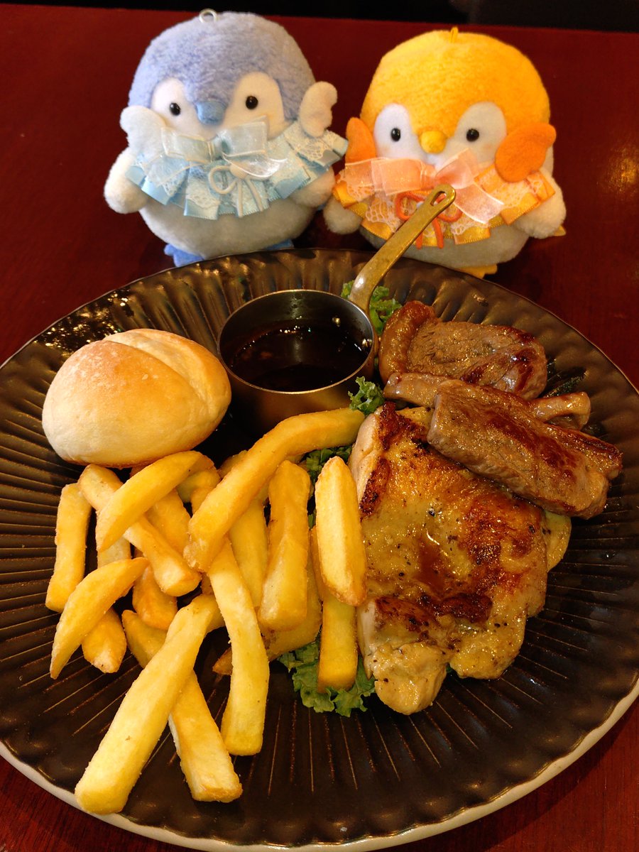 sumikkoupenchan's tweet photo. 先月、プリンくんたちのお供で横浜へお出かけした時のお写真…📸✨
新幹線移動が久しぶりだったので、お気に入りのスゴイカタイアイスも久しぶりでした🍨
美味しそうなお肉にじゅるり…🐧したり、大好きなエアキャビンに乗ったりしました🌟 ̖́-
なんだかいい雰囲気の二人です🤭🩵🧡

#コウペンちゃん https://t.co/JkcwIHiDa1
