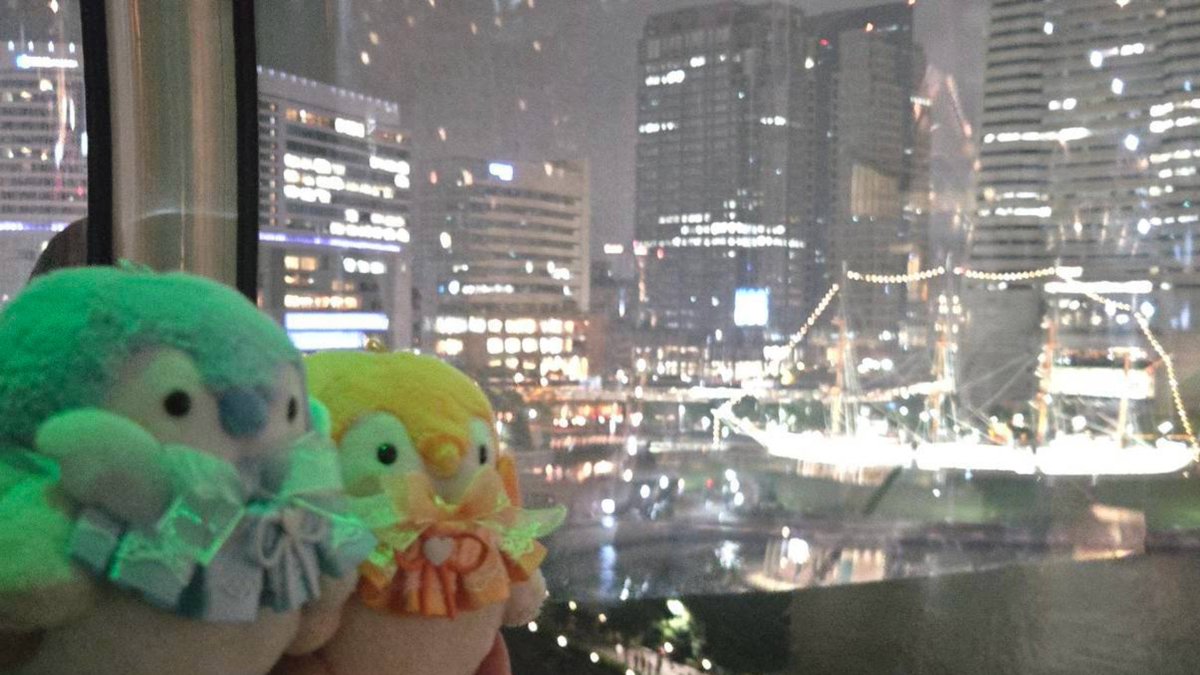 sumikkoupenchan's tweet photo. 先月、プリンくんたちのお供で横浜へお出かけした時のお写真…📸✨
新幹線移動が久しぶりだったので、お気に入りのスゴイカタイアイスも久しぶりでした🍨
美味しそうなお肉にじゅるり…🐧したり、大好きなエアキャビンに乗ったりしました🌟 ̖́-
なんだかいい雰囲気の二人です🤭🩵🧡

#コウペンちゃん https://t.co/JkcwIHiDa1