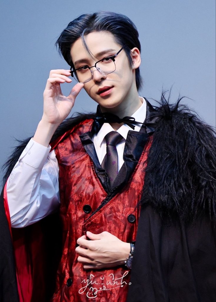 yungisholic's tweet photo. the prince and his wolf knight https://t.co/4RlZi0gvHI
