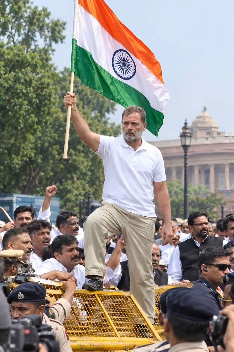 GujjuRini's tweet photo. એકલા રાહુલ ગાંધીનો ભય એવો કે ૪,૦૦૦થી વધુ સુરક્ષાકર્મીઓ તૈનાત કરવા પડ્યા રાહુલ ગાંધીને રોકવા માટે.
છતાં અંધભક્તો '૫૬ ઈંચ'નો રાગ આલાપે છે.
કમળગટ્ટાઓ માટે દેશવ્યાપી મગજ ચકાસણીનો કેમ્પ ગોઠવવાની જરૂર છે, જેથી ફેંકું ને સિંહ હોવાનો આ ભ્રમ એક જ ઝાટકે નીકળી જાય. https://t.co/PGVwFs9gtj