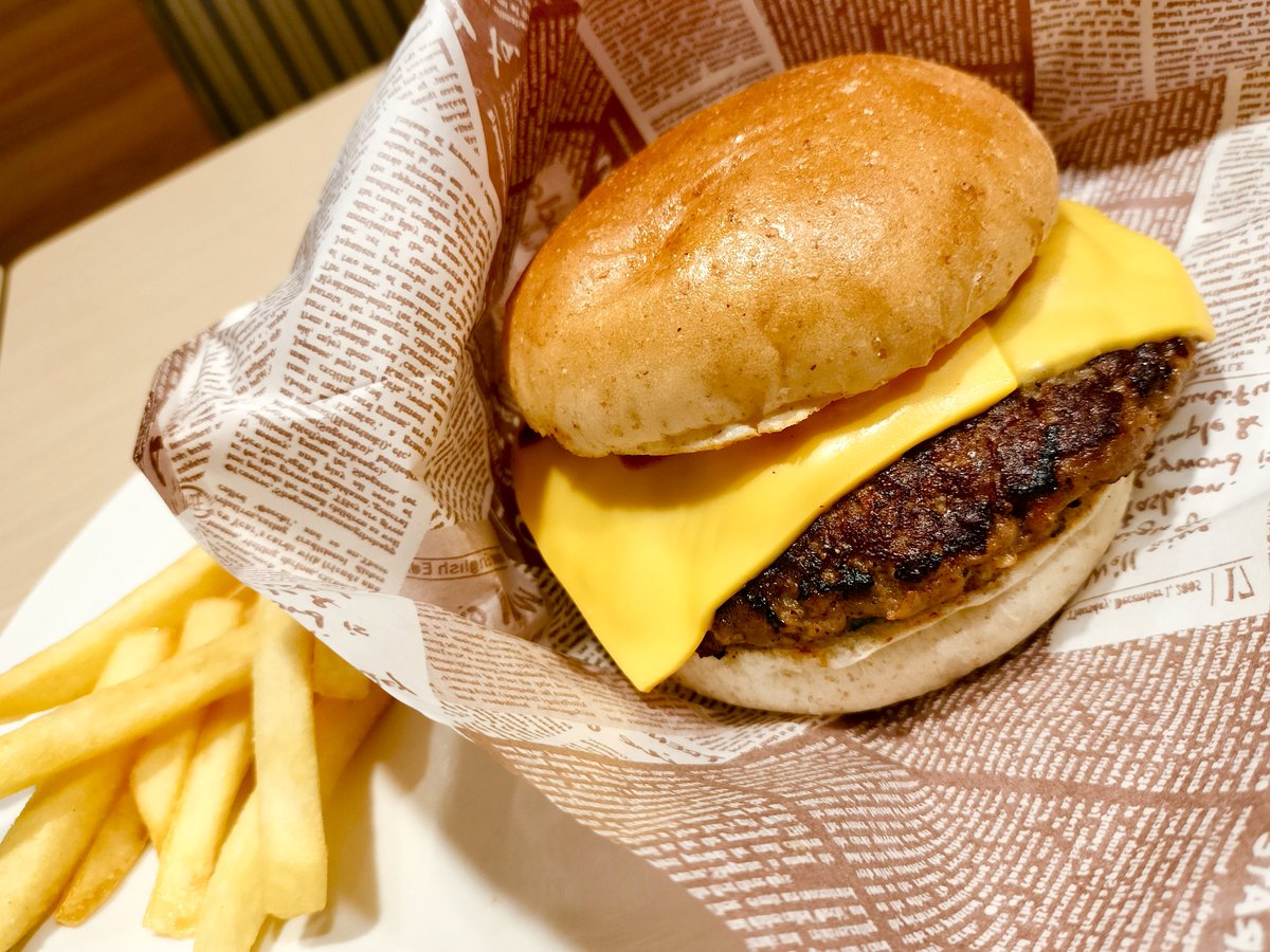 sioagisoluto's tweet photo. いやさ、ファミレスのハンバーガーだって馬鹿にしてたさ

がねぇ、いや味わい深かったって感動した。

気になるならガストで注文してみなよぉ！

情熱を秘めた味わい…… https://t.co/loq00JEfqd