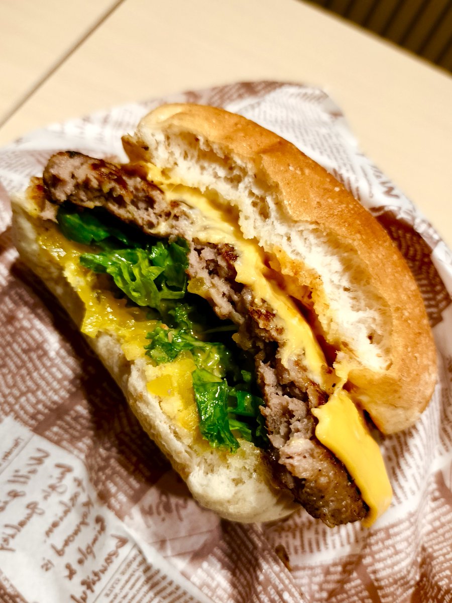 sioagisoluto's tweet photo. いやさ、ファミレスのハンバーガーだって馬鹿にしてたさ

がねぇ、いや味わい深かったって感動した。

気になるならガストで注文してみなよぉ！

情熱を秘めた味わい…… https://t.co/loq00JEfqd