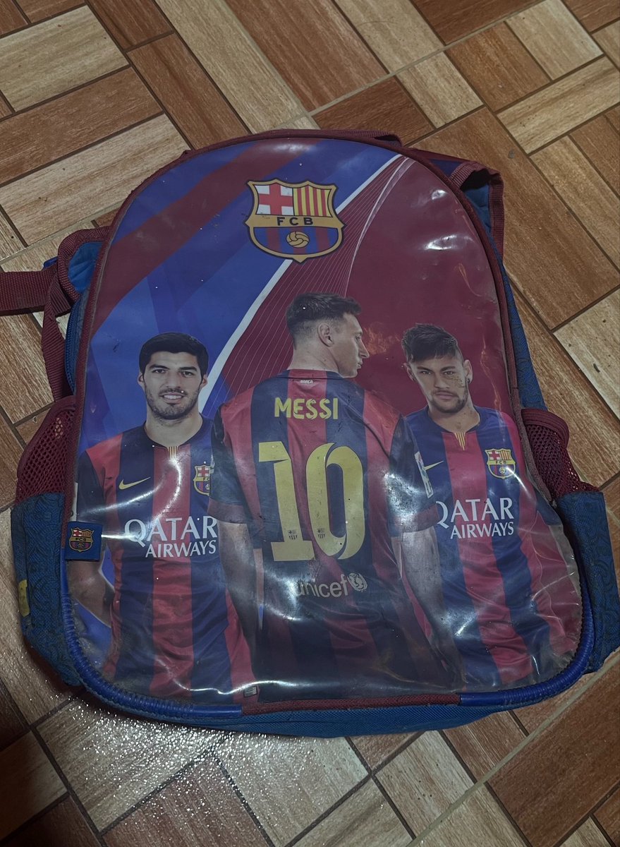 87ramiroNL's tweet photo. Mi mochila en 5to grado era el meme de Messi entangado 😭🙏🏽 https://t.co/VX0JxsoSZL