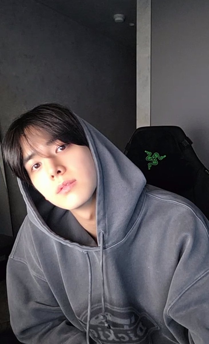 deobimom's tweet photo. younghoon says he will do a lot of things and show different sides of him before he goes "somewhere" next year

he says he will be healthy when he goes so he says not to worry~ he says everyone has to go there anyway to just let him go coolly because if we dont he'll be all like "i wanna stay with deobis 😭"

#YOUNGHOON #영훈