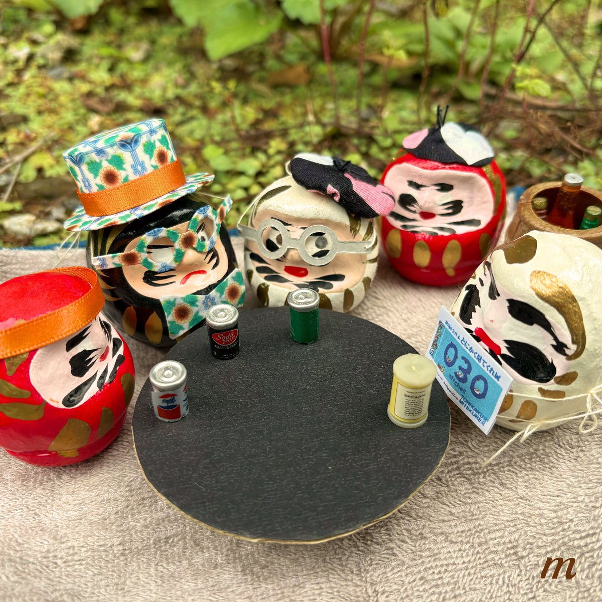 mitchell_39091's tweet photo. @toni_mite とにかく見てくれ展5、進捗状況6✨

給水ポイント！だるまたちも小休止。
休息日だけど、少しだけ次の準備(簡単な帽子をつくる予定)もしました。

運営さんには早々に見つかっちゃいましたが…私だけ、とにかくMAPも見てくれ展になっています笑

エントリー番号 030
#とにかく見てくれ展5

@toni_mite https://t.co/eJO5Ajyq8c