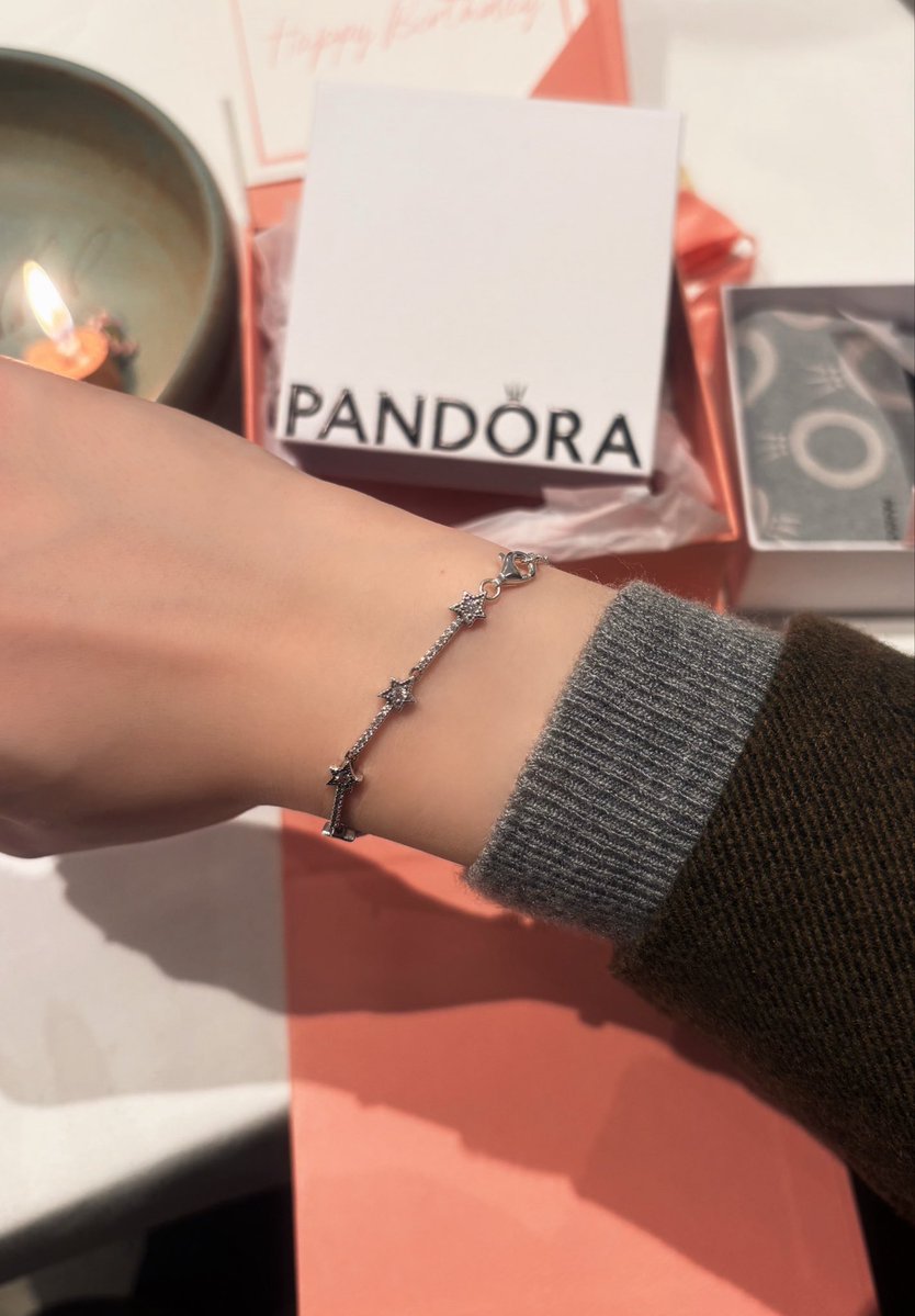 suiillk's tweet photo. 友達がプレゼントしてくれたPANDORAの星のブレスレットが超かわいい〜〜𖤐 ̖́-
箱までかわいくて天才だった💖 https://t.co/3g8aV12WCS