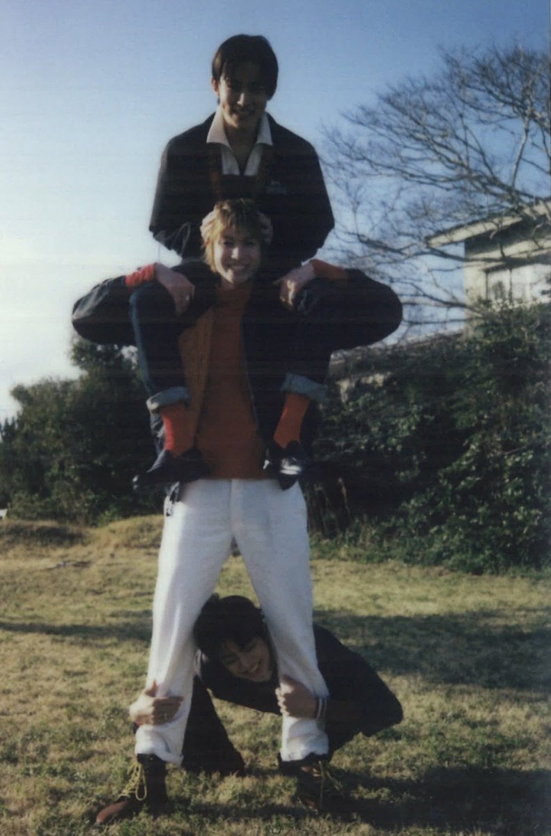 cortis_zip's tweet photo. Martin carrying seonghyeon on his shoulders and keonho posing while holding martin's ankles 😭😭😭😭😭😭 MY PACK UP TRIO 😭😭😭❤️ https://t.co/dVbZkBMkjQ