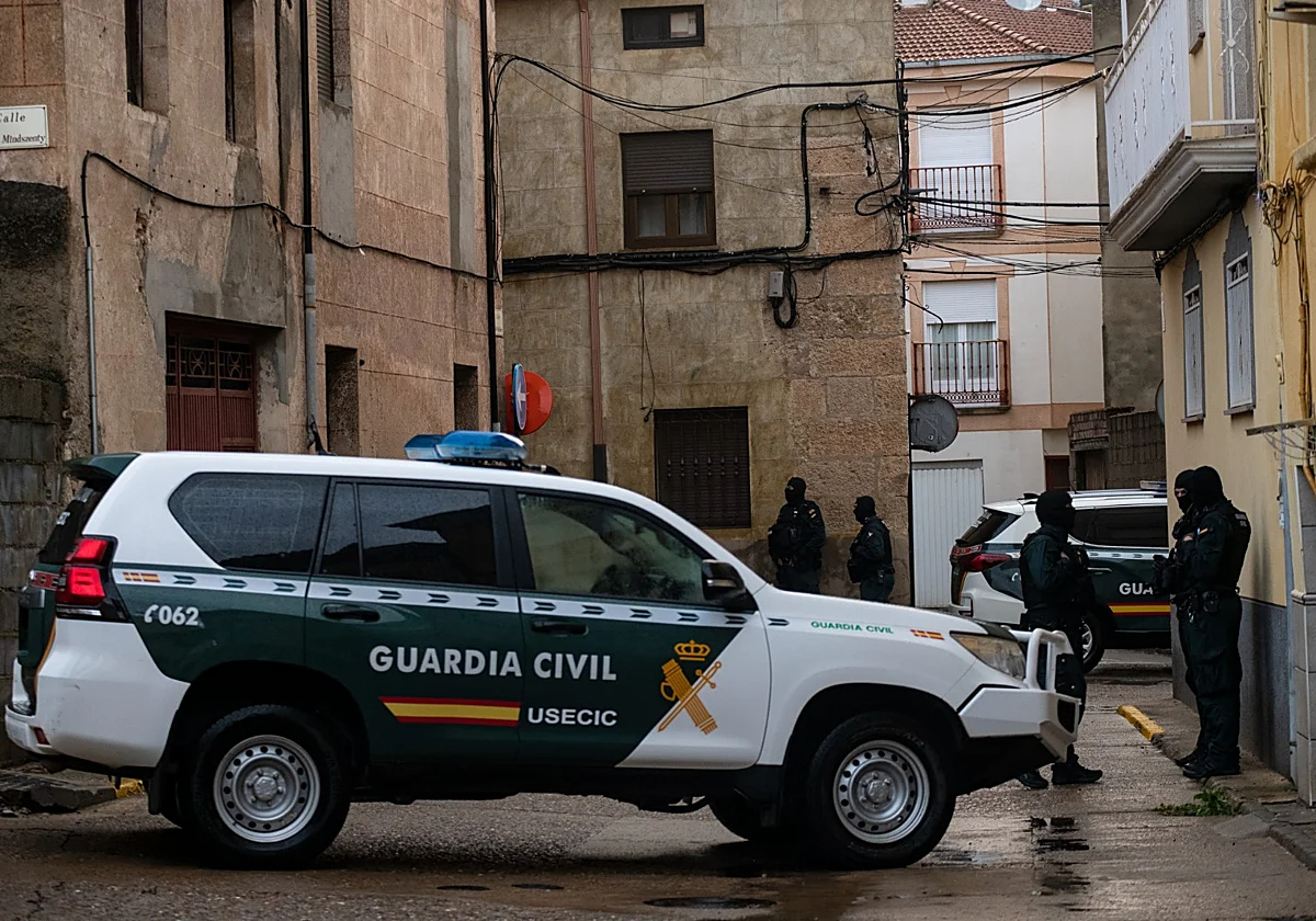 LaGacetaSA's tweet photo. ‼️ Amplio despliegue antidroga de la Guardia Civil con registros en viviendas del barrio de San Andrés de Ciudad Rodrigo 
https://t.co/s0b8R3G5K9 https://t.co/BYSq1emcxO