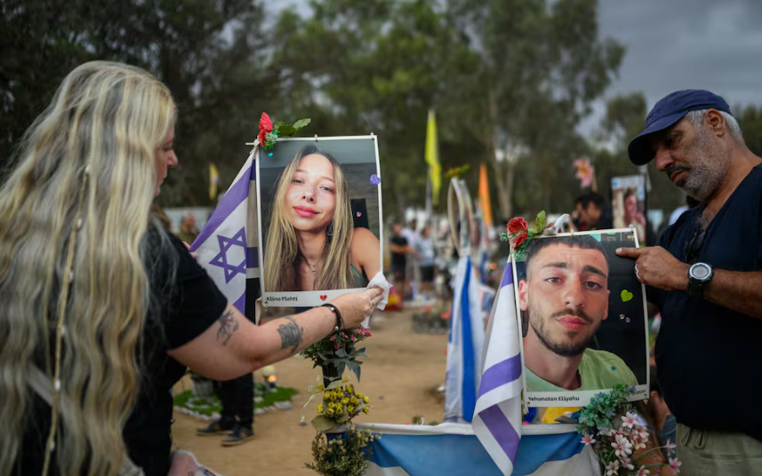 ElNacionalWeb's tweet photo. #6Oct | 🇮🇱🇵🇸 Tres años después de los ataques de Hamás del 7 de octubre de 2023, el trauma continúa en Israel, mientras Gaza enfrenta una devastación que, según los datos citados, deja más de 74.230 muertos y 175.200 heridos.

🔴 En Israel, el 75% de la población apoya una comisión independiente para investigar los fallos de seguridad de aquel día. En Cisjordania, la expansión de asentamientos y la violencia de colonos también han alcanzado niveles récord.

🌍 El conflicto además ha generado sanciones de países como Reino Unido, Francia y Canadá contra productos de asentamientos, mientras la Junta de Paz impulsada por Donald Trump no ha logrado avances significativos sobre Gaza.

🔗 Lea más en https://t.co/8b6yN3sJ5c