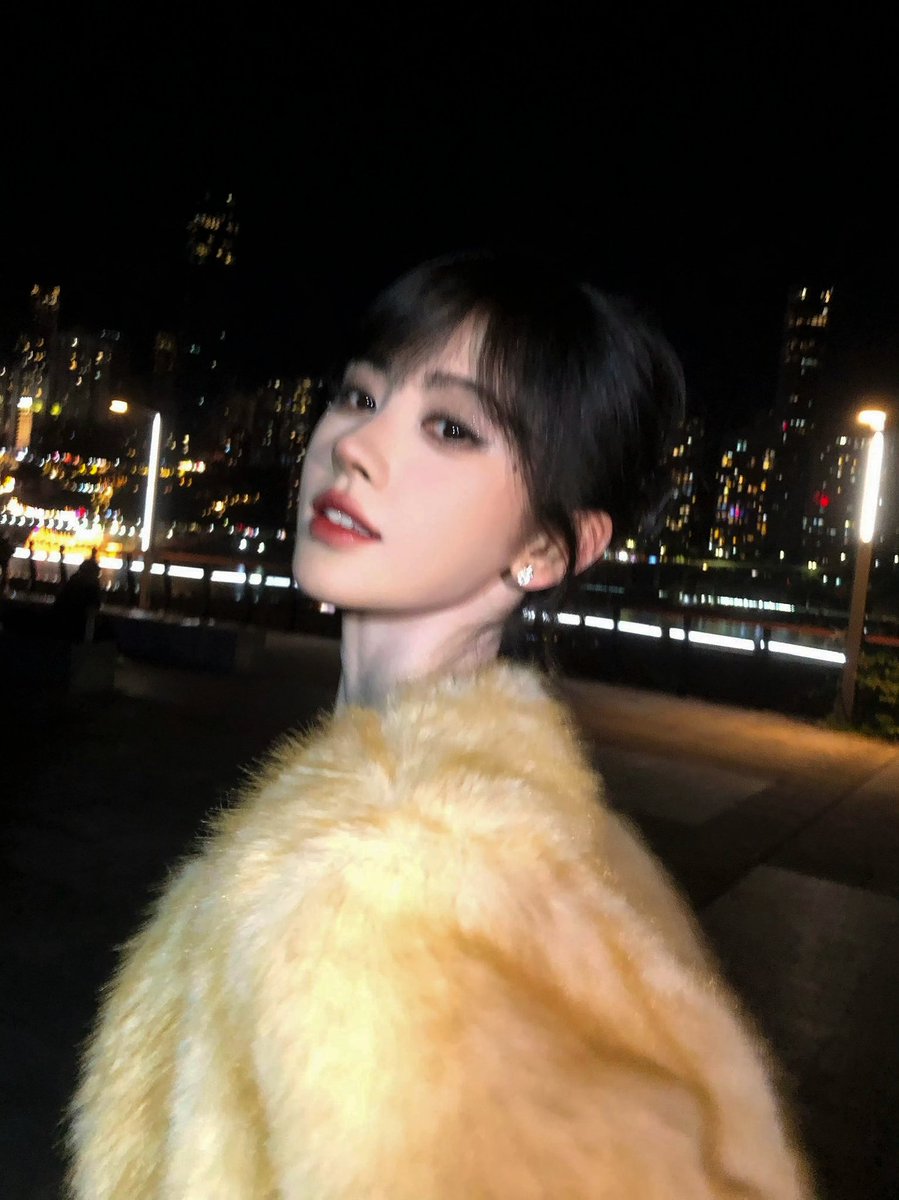 ojujingyi's tweet photo. 🌃 ... The glittering cityscape at night provides a very  breathtaking panorama, a sea of artificial stars that mirrors the aspirations within my heart. ♥︎ Standing against this urban tapestry, I feel a surge of calmness. https://t.co/G5cMP5KquJ
