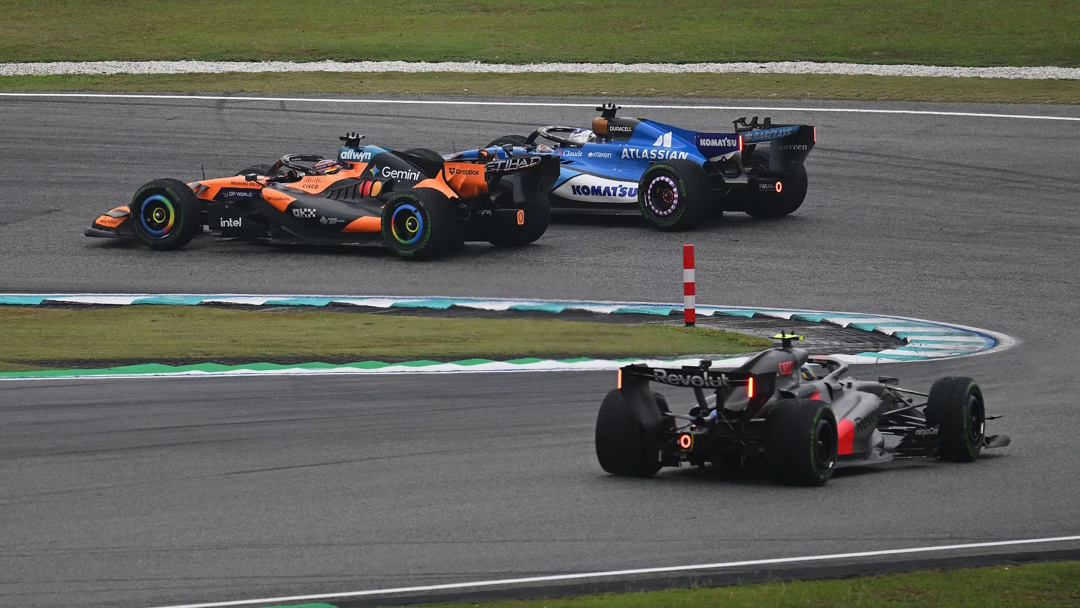 F1JouhouTwo's tweet photo. マクラーレンってまともなF1チームなのに昔から戦略で結構やらかすよね https://t.co/weot1YqFbG #f1jp https://t.co/frjPuqV6BN