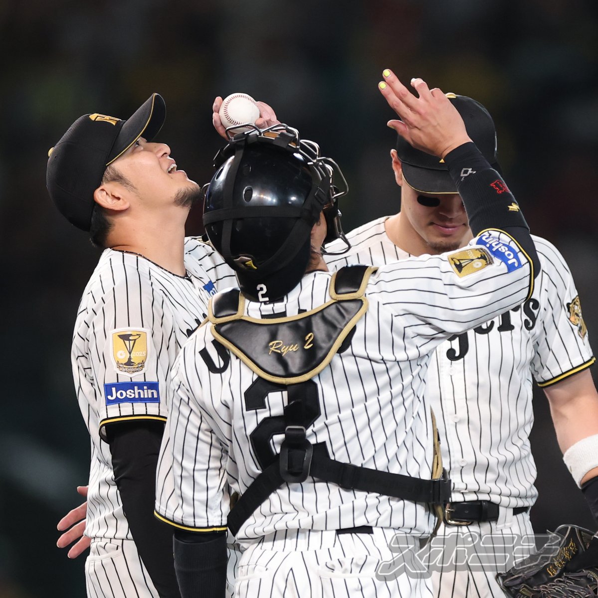 Sponichi_Tphoto's tweet photo. 現役ラスト登板を終え、#梅野隆太郎 選手とともに空を見上げる #岩貞祐太 投手 https://t.co/whwQf6H9Nl