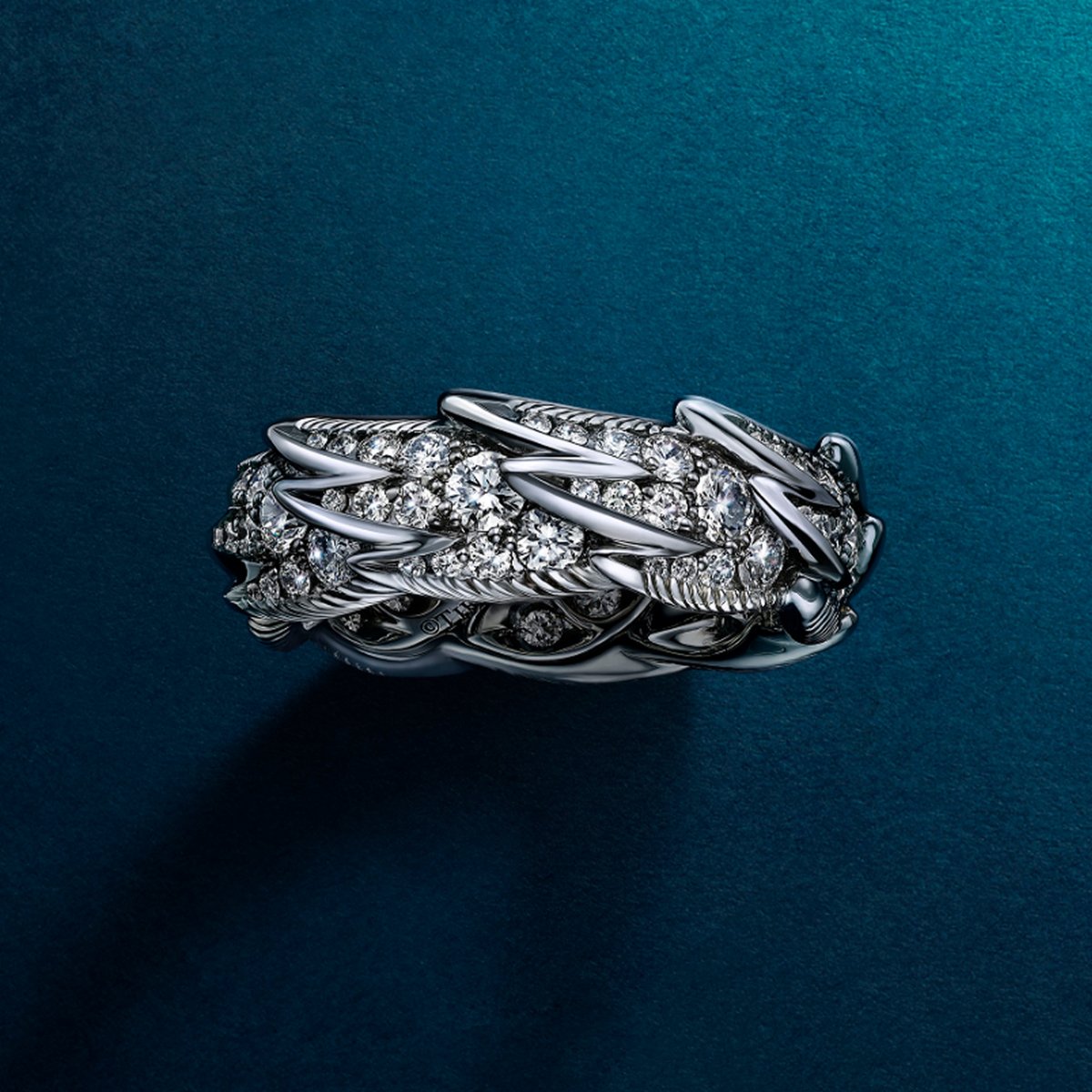TiffanyAndCo's tweet photo. 1965年に発表されたジャン・シュランバージェの作品を再解釈して誕生した、バード オン ア ロック ファインジュエリー コレクション。ハイジュエリーの技法を駆使して自然界の優雅な動きを捉えた、傑作の数々が揃います。