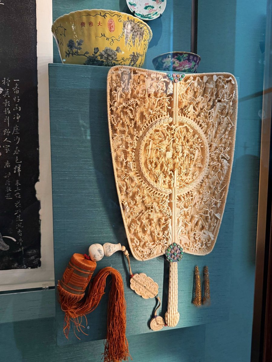 sweetiesprite's tweet photo. Qing Dynasty ivory fan 🪭 169 hand-carved miniature people on the surface. The craftsmanship level is off the charts.
#TraditionalChineseArt #Museum https://t.co/snDnsKzrGu