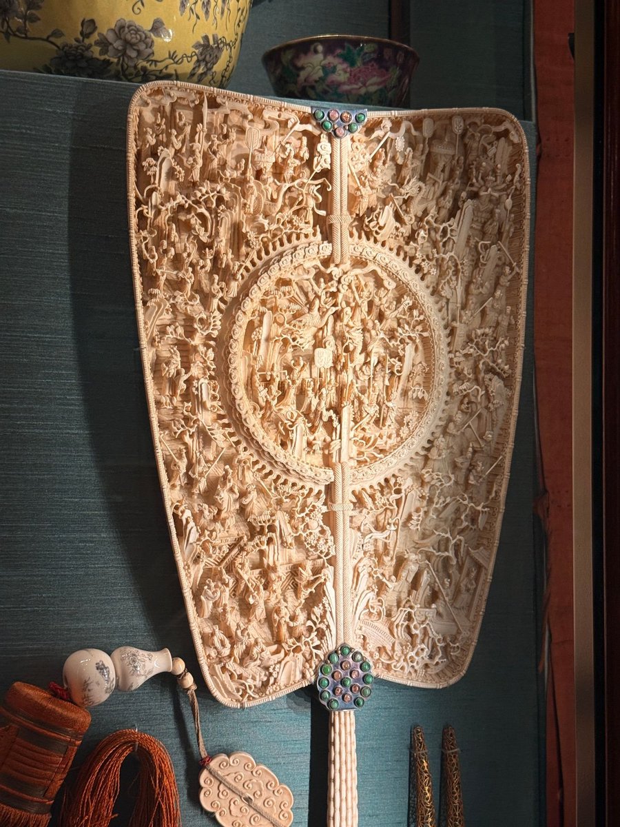 sweetiesprite's tweet photo. Qing Dynasty ivory fan 🪭 169 hand-carved miniature people on the surface. The craftsmanship level is off the charts.
#TraditionalChineseArt #Museum https://t.co/snDnsKzrGu