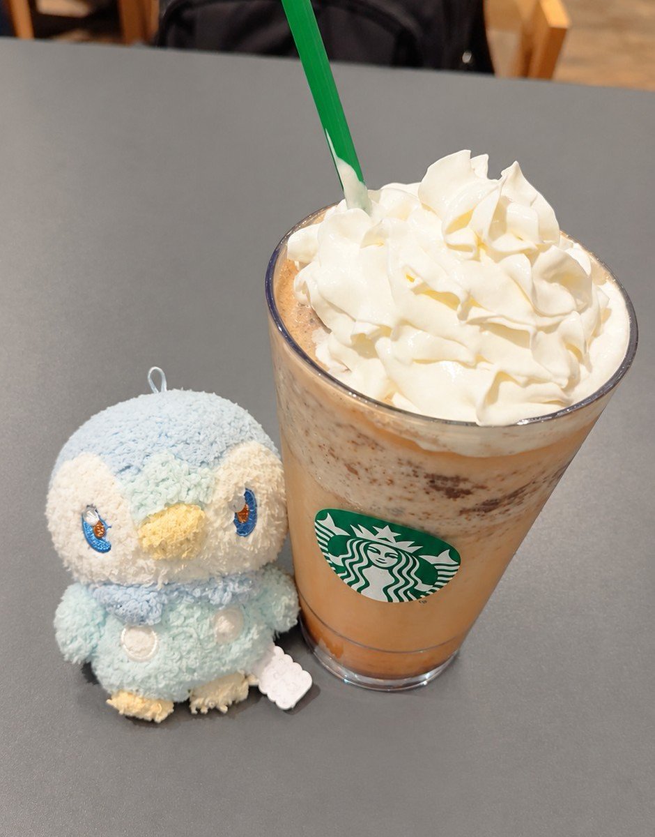 lostsigh_com's tweet photo. 友達とスタバで勉強DAY📚☕️

1000円まで無料のクーポン使ったら
「ぎりぎりまで盛りましょう！」って
トッピングマシマシにしてもらった🥰

店員さんLOVE🫶 https://t.co/aZyQSgh5kE