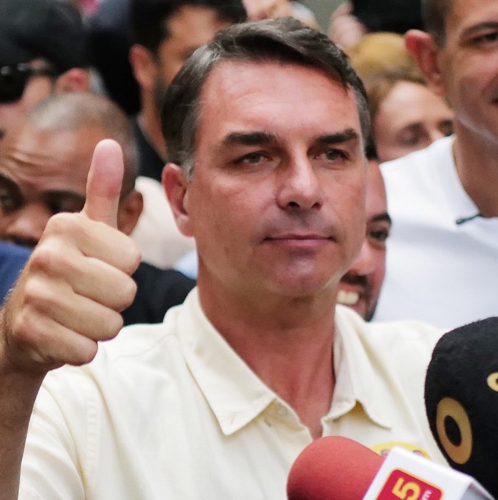 corrupcaobrnews's tweet photo. 🚨URGENTE! Caso eleito, Flávio Bolsonaro pode CORTAR O PAGAMENTO do BOLSA FAMÍLIA para economizar gastos do governo https://t.co/4Je1bDopNG