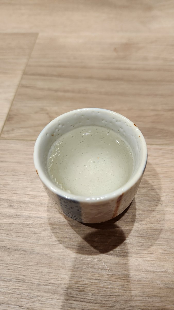 Alcohol_is_eg's tweet photo. 嬉長 菩提酛 純米
口に含むと、口当たりはやや重め
熟れたメロンのような芳醇でジューシーな甘味を感じる
いわゆるメロンのような味…とは異なり、重く、ずっしりと甘みが口の中と喉に効いてくる
#日本酒好きな人と繋がりたい 
#なっちゃんの酒チャンネル
#嬉長
#上田酒造 https://t.co/Idbe1i983w