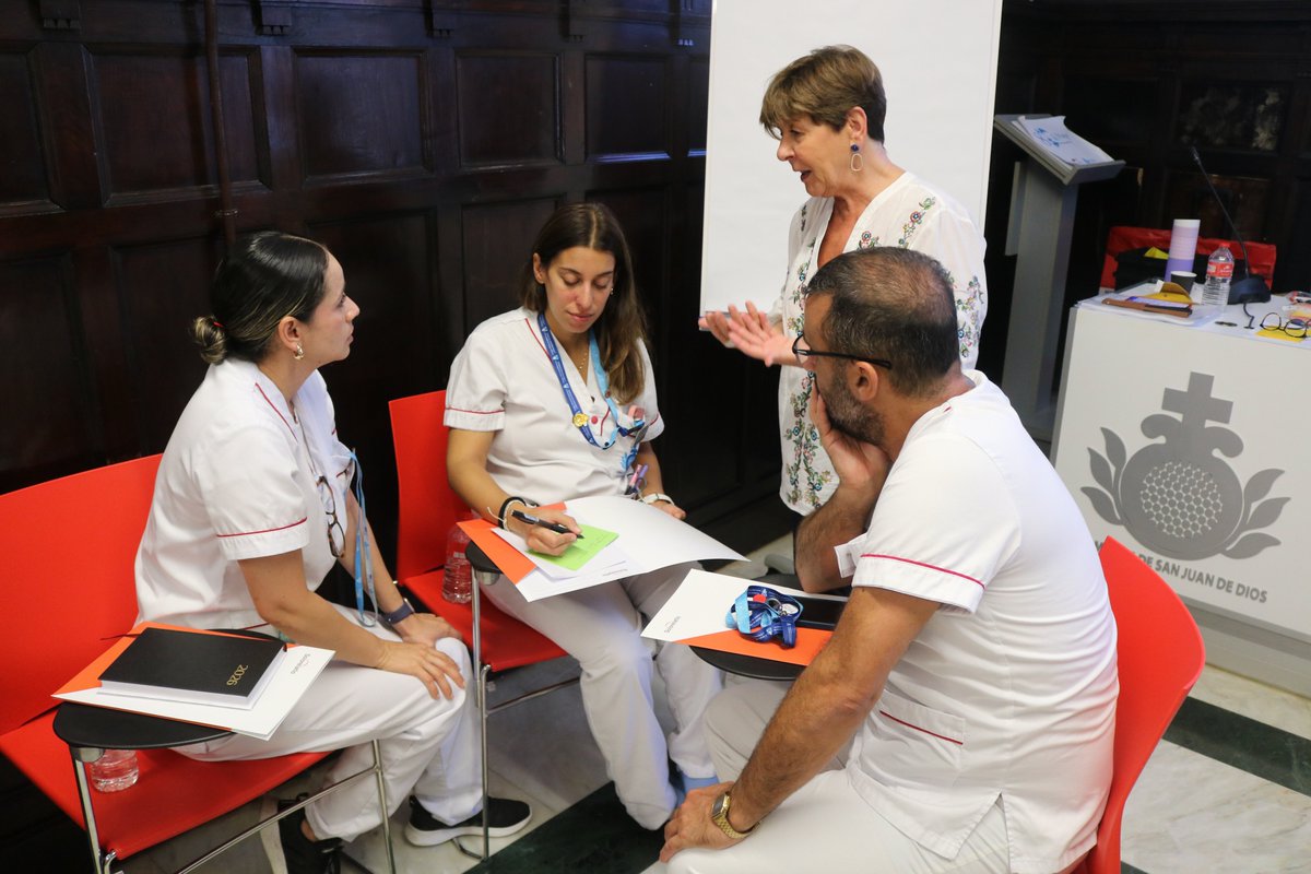 HSantaClotilde's tweet photo. 💜 #EducaSJD es una iniciativa para sensibilizar a jóvenes sobre situaciones de vulnerabilidad y fomentar una mirada empática.
Nos formamos junto a profesionales de San Juan de Dios Gipuzkoa y voluntarios en adquirir herramientas que conecten con alumnado.

 @OHSanJuandeDios https://t.co/jwngdYuvrG