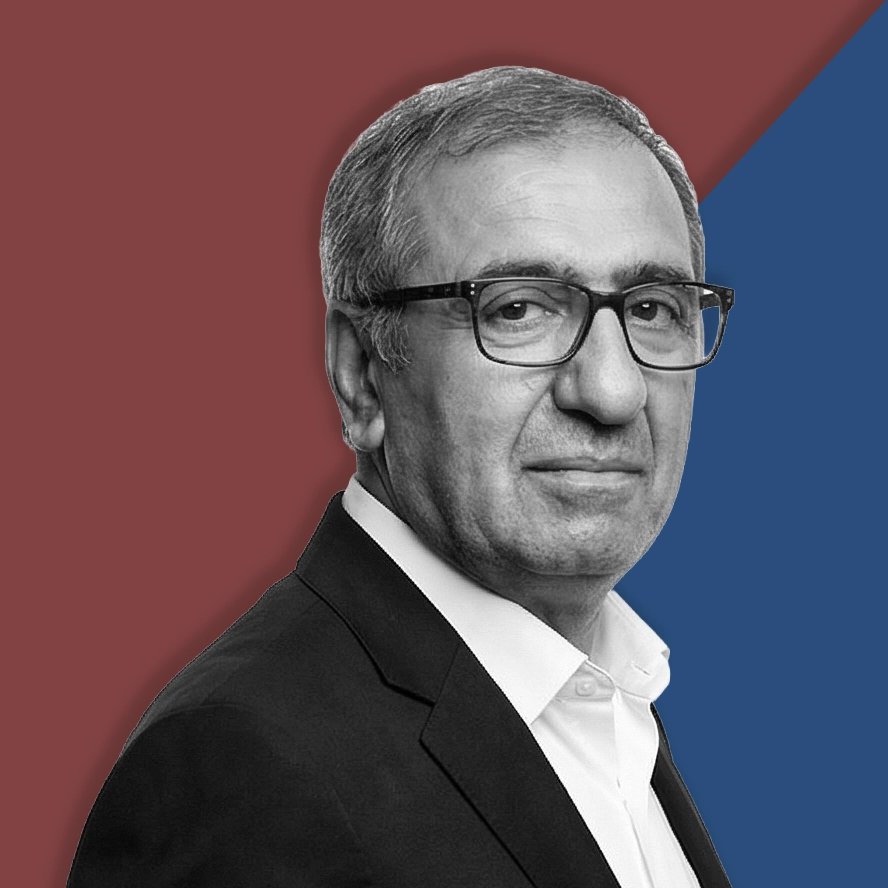 bilalgundem4's tweet photo. 🚩Cahit Mervan: MED TV ile başlayan Kürt televizyonlarının biriktirdiği arşiv bir hafıza okyanusu gibidir

Gazeteci (@CahitmervanNews) Cahit Mervan, Medyascope'den Cevat Düşün’ün sorularını yanıtladı:

Röportajdan bir bölüm:

🎙️Cahit Mervan kimdir, nereden gelir ve gazeteciliğe uzanan hikâyesi nasıl başladı?

📌Cahit Mervan’ın “macerası” 10 Kasım 1959’da Bitlis’te başladı. Daha ben dünyaya gözlerimi açmadan bir ablam ve bir büyük kardeşim, o dönemlerde yaygın olan salgın hastalıklar nedeniyle hayatını kaybetmişti. İki kız, üç erkek kardeşin dördüncüsüyüm. Mutlu bir çocukluğum vardı.

📌Çocukluktan gençliğe geçiş döneminde sol-Kürt yurtseverliğiyle tanışmam hiç de zor olmadı. Ailem zaten o yıllarda Bitlis’te parmakla gösterilecek sol-Kürt yurtseveri bir aileydi. Deniz Gezmiş ve arkadaşları idam edildiğinde evimizde yas vardı. Bunu hâlâ hatırlıyorum.

📌1970’li yıllar, milyonlarca insan gibi benim de gençliğimin, politik kimliğimin ve daha sonra benim için bir hayat tarzına dönüşen gazeteciliğimin şekillendiği yıllardı. 70’li yılların ortalarına doğru Kürtlerde büyük bir hareketlilik vardı. Afrika ve Asya’da sömürgeciliğe karşı veya ulusal hakları gasp edilmiş halkların yürüttüğü büyük direnişler Kürtlerde büyük bir heyecan yaratıyordu. Birbirinden farklı “bağımsız örgütlenmeleri” savunan Kürt örgütleri ortaya çıkıyor, örgütlerin yayın organları çıkıyor, her yerde dernekler kuruluyor, yürüyüşler ve mitingler birbirini izliyordu.

📌1977’de liseyi bitirdiğimde artık Kürt gençlik hareketi içinde aktiftim. O yıllarda kurulan Bitlis Devrimci Halk Kültür Derneği’nde önce sayman, sonra sekreter, 12 Eylül darbesi geldiğinde ise başkandım. Aslında gazetecilik hikâyem de lise yıllarında başladı. Lisede yaptığımız duvar gazetesini teksir makinesi ve mumyalı kâğıt aracılığıyla basmak bile başlı başına heyecan vericiydi. Basılan ve dağıtılan bu okul gazetesinin ilk sayfasında ise 1976 Muradiye depreminde çaresiz bir annenin silüeti vardı.

📌Sonra 12 Eylül darbesi bir karabasan gibi üzerimize çöktü. Yakalanmaktan kıl payı, daha doğrusu şans eseri kurtuldum. Bir dönem “illegal” bir yaşam başladı. Ardından Ortadoğu ve Sofya Üniversitesi’nde gazetecilik bölümü derken zaman epey akıp gitmişti.

🎙️Türkiye’de gazetecilik yaptınız mı? 

📌Hayır, Türkiye’de gazetecilik yapmadım. Az önce dediğim gibi, 12 Eylül askeri darbesi benim gibi milyonlarca insanın hayatını değiştirdi. Sıradan bir derneğin yöneticileri dahi gözaltına alınıyor, ağır işkence görüyor, hatta öldürülüyordu.

📌Olanaklar el verdiği ölçüde ülkede illegal kaldım. Aslında bu, geniş ailemin sayesindeydi. Ancak operasyonlar öyle bir hâl aldı ki artık ülkeyi terk etmek zorundaydım. 24 Haziran 1981’de mayın ve tel örgülerle bölünmüş ülkemin Rojava bölgesine geçtim. Bunun kısa bir yolculuk olacağını düşünmüştüm. Ama şimdi neredeyse yarım asra dayandı.

📌90’lı yılların başında Kürt gazetecilerin karşı karşıya kaldığı baskıları bir düşünün. Onlarca arkadaşımız infaz edildi. Gazete dağıtıcıları öldürüldü. Gazeteler kapatıldı. Başbakan emriyle Özgür Ülke’nin merkez binası dahi bombalandı. İşte bu koşulları bilen ve sürgünde yaşayan bir gazetecinin ruh dünyası sanıldığı gibi ülkeden çok kopuk değildir.

🎙️Kamuoyu sizi belki de en çok Sêla Sor programıyla tanıdı. Uzun yıllar boyunca bu programı hazırladınız ve yönettiniz. Sêla Sor nasıl doğdu? Sizi böyle bir program yapmaya iten neydi?

📌1995 yılında ilk Kürt uydu televizyonu MED TV kurulduğunda hepimizde büyük bir heyecan yarattı. Benim bu büyük aileye katılmam Şubat 1996’da oldu. Yani televizyonculukta kesintisiz 30 yılı devirmiş oldum. Aslında ben yazılı basında hayli “becerikliydim”. O zamana kadar birçok gazete ve dergide haber, söyleşi ve analiz yazmıştım. Söyleşi yapmak ve gazete mizanpajı en sevdiğim alanlardı. Değerli arkadaşım Günay Aslan davet etti. MED TV’yi ziyarete gittim. Gidiş o gidiş. Bir haber-aktüel program yapmam gündeme geldi. Sert, vurucu ve tabii ki biraz “sıra dışı” olsun istedim. İsim de öyle çıktı. Sêla Sor isminin babası ise gazeteci arkadaşım Eyüp Burç oldu. Bugün birçok meslektaşım için basit gelebilir ama o dönemde Kuzey Afrika’dan Ortadoğu’ya, Kafkaslardan bütün Avrupa’ya yayın yapan bir televizyon o kadar sıradan bir şey değildi.

📌İmkânlarınız çok sınırlıydı. Öyle ki günlük ihtiyaçlarınızı karşılayacak kadar bir geliriniz dahi yoktu. Görüntü bulmak, ülkede çekim yapmak son derece sıkıntılıydı. Bir de buna Türkiye’nin NATO üyesi olarak televizyon üzerinde kurduğu ağır baskıyı ekleyin. Tablo kendiliğinden ortaya çıkar. Ancak müthiş bir heyecan, özveri ve emek vardı. Hâlen bu iş bunun üzerinden gidiyor. Sêla Sor’a dönersek, program ilk başta aylıktı. Bir yıl içinde iki haftada bire, kısa zaman içinde ise haftalığa ve günlüğe dönüştü. Daha sonra ROJ TV döneminde yeniden haftalığa döndü. Program ilk başta Türkçeydi. Daha sonra dönemin ihtiyaçlarına göre Kürtçe-Türkçe yayınlandı. İlk program Almanya’daki Türk lobisine ilişkindi. İkinci program ise 1915 Ermeni Soykırımı’nı konu ediniyordu. Bu programdan dolayı, yanılmıyorsam, Sabah gazetesi şöyle bir manşet atmıştı: “MED TV Ermenilerin borazancılığını yapıyor.” Bu, Sêla Sor’un tanınması açısından bedava bir reklamdı. Şunu açıkça belirteyim: Sêla Sor’un başarısında sayısız arkadaşın emeği var. Hepsine minnettarım.

🎙️Sürgün gazeteciliği zamanla bir tür hafıza gazeteciliğine dönüşüyor mu? 

📌Kürt basını açısından kesinlikle böyle. Sadece yakın tarihte yaşananları bir hafızaya dönüştürmedi. MED TV ile birlikte diyebilirim ki sadece Kürtlerin değil, yok olma tehdidi altındaki birçok halkın, dilin ve kültürün hafızasını geri getirdi. Farklı diller, kültürler ve inançlar, tarihin karanlık dehlizlerine hapsedilmek istenen varoluşsal değerlerini ilk kez bu televizyon sayesinde görünür kıldılar. Hafızayı geri çağırdılar. Ve bunun arşivini tuttular. Örneğin MED TV ile başlayan Kürt televizyonlarının biriktirdiği arşiv bir hafıza okyanusu gibidir. Kaybettirilmek istenen her şeyi orada bulabilirsiniz.