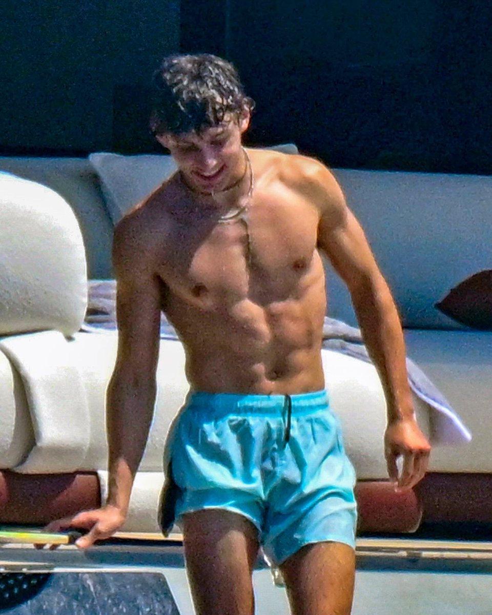 stephendeunique's tweet photo. 19 years old F1 racer Kimi Antonella was spotted playing paddleball on a yatch while on vacation in Sardinian, Italy https://t.co/0TdOJ8rcM2