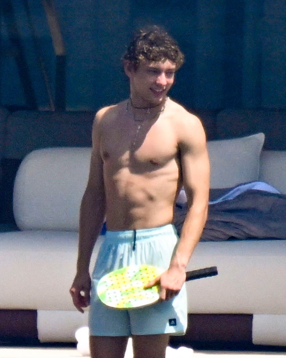 stephendeunique's tweet photo. 19 years old F1 racer Kimi Antonella was spotted playing paddleball on a yatch while on vacation in Sardinian, Italy https://t.co/0TdOJ8rcM2