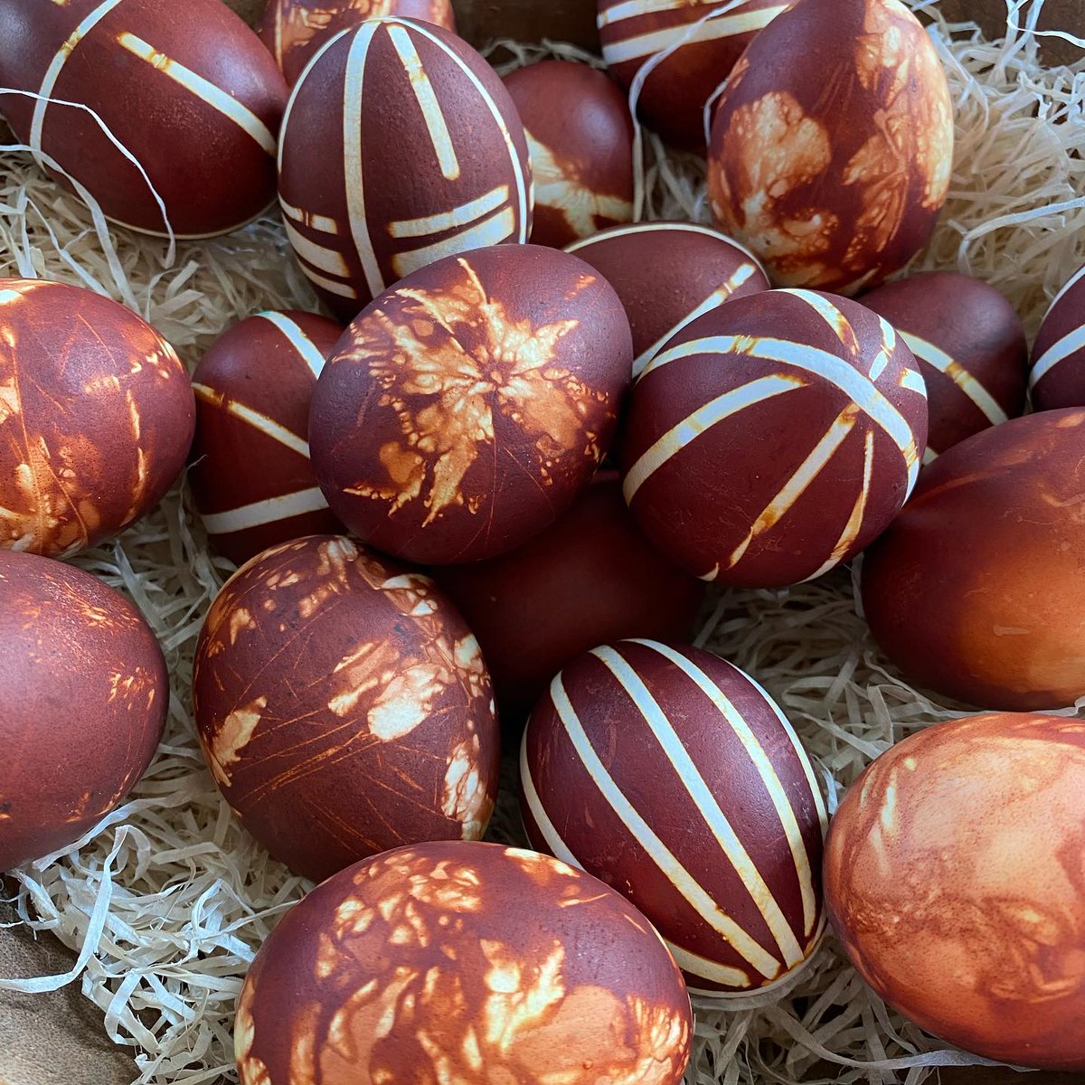 Wagnergse's tweet photo. Ostern kann kommen mit @himmuguegeli_13: Eier färben mit Mutti und Zwiebelschalen. https://t.co/eDB3wKCYGu