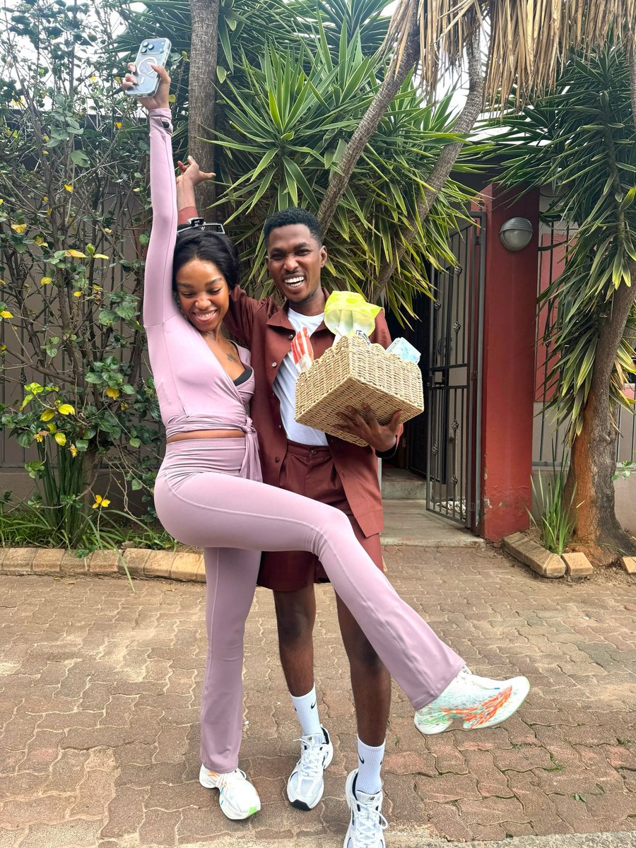 MeyiwaOluhle's tweet photo. Thandeka X Ganyobi Niiquale ❤🥺🥺😍
I love this😻😻!!!
#ThandekaTshabalala https://t.co/YPBhZDoGdi