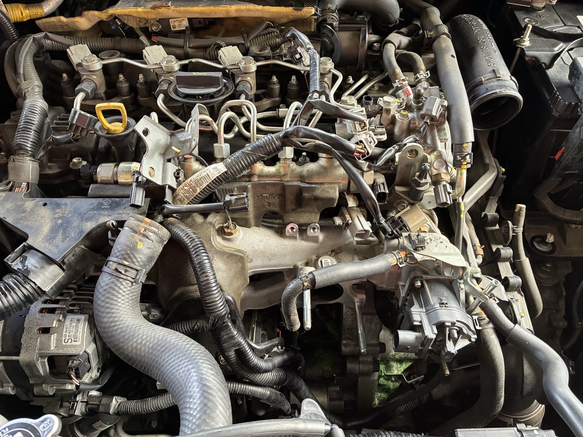 AzuminoAutoBase's tweet photo. 樹脂で作られた冷却水のパイプ。劣化して漏れてたから取り寄せたらちゃっかり金属製に対策されてた。何か腹立ったからインマニ外さずに交換した。　#CX5 #マツダ https://t.co/b55mNrB2OA