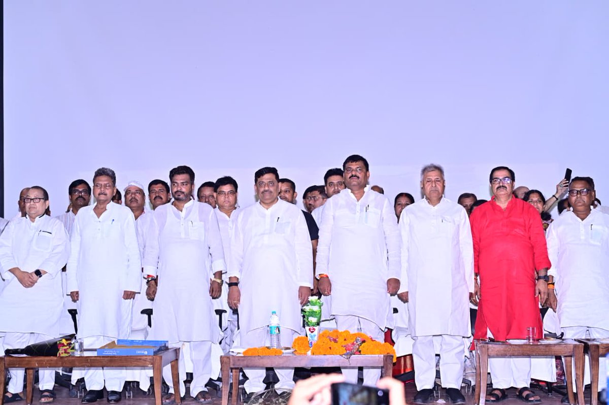 Jduonline's tweet photo. फरक्का जल संधि पर “नीतीश संवाद” बिहारवासियों को जल अधिकारों के प्रति सजग कर रहा है।

इसी क्रम में आज गंगा, राज्य की जल आवश्यकताओं और बिहार के हित से जुड़े महत्वपूर्ण सवालों को लेकर जद (यू) द्वारा छपरा स्थित भिखारी ठाकुर प्रेक्षागृह सभागार में “फरक्का जल संधि पर नीतीश संवाद” कार्यक्रम का भव्य आयोजन किया गया।

कार्यक्रम में जद (यू) के माननीय राष्ट्रीय कार्यकारी अध्यक्ष श्री @SanjayJhaBihar एवं प्रदेश अध्यक्ष श्री @JDUUmeshSingh ने संवाद किया। उन्होंने कहा कि बिहार विगत 30 वर्षों से इस संधि का दंश झेल रहा है और इसका नवीनीकरण बिहार के हितों के विरुद्ध है। इन्होंने एक स्वर में बिहार के हितों को ध्यान में रखते हुए इस संधि पर पुनर्विचार की मांग को दोहराया।

जद (यू) का यह अभियान बिहार के जल हितों और गंगा से जुड़े सवालों को जन-जन तक पहुँचाने तथा फरक्का जल संधि पर बिहार के हित में पुनर्विचार की आवाज को मजबूती देने के उद्देश्य से आगे बढ़ रहा है।

इस अवसर पर माननीय मंत्री श्री सुनील कुमार सहित कई माननीय विधायकगण तथा बड़ी संख्या में पार्टी पदाधिकारी एवं कार्यकर्तागण उपस्थित रहे।

#NitishSamvad #FarakkaWaterTreaty #Chapra 
#Bihar #JDU #JanataDalUnited