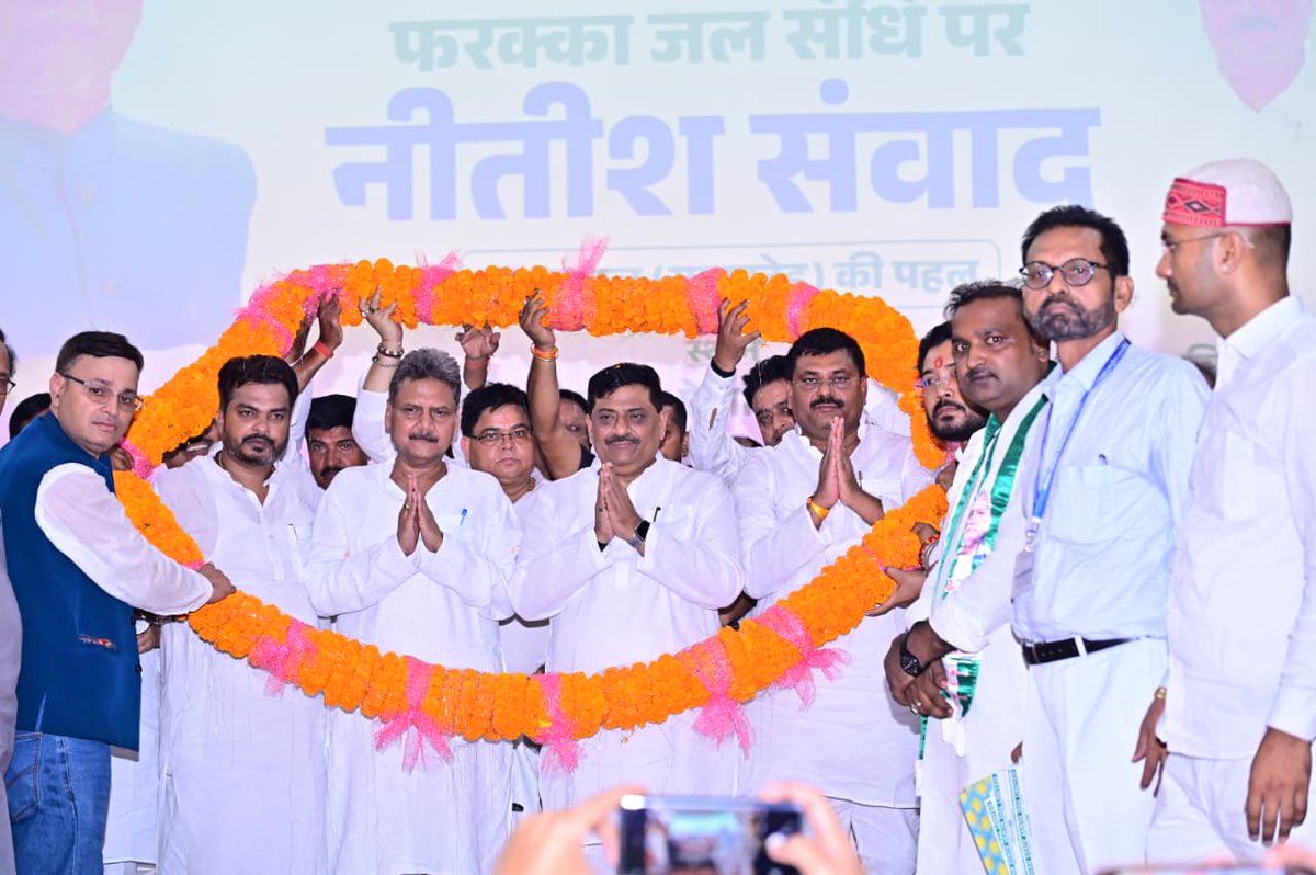 Jduonline's tweet photo. फरक्का जल संधि पर “नीतीश संवाद” बिहारवासियों को जल अधिकारों के प्रति सजग कर रहा है।

इसी क्रम में आज गंगा, राज्य की जल आवश्यकताओं और बिहार के हित से जुड़े महत्वपूर्ण सवालों को लेकर जद (यू) द्वारा छपरा स्थित भिखारी ठाकुर प्रेक्षागृह सभागार में “फरक्का जल संधि पर नीतीश संवाद” कार्यक्रम का भव्य आयोजन किया गया।

कार्यक्रम में जद (यू) के माननीय राष्ट्रीय कार्यकारी अध्यक्ष श्री @SanjayJhaBihar एवं प्रदेश अध्यक्ष श्री @JDUUmeshSingh ने संवाद किया। उन्होंने कहा कि बिहार विगत 30 वर्षों से इस संधि का दंश झेल रहा है और इसका नवीनीकरण बिहार के हितों के विरुद्ध है। इन्होंने एक स्वर में बिहार के हितों को ध्यान में रखते हुए इस संधि पर पुनर्विचार की मांग को दोहराया।

जद (यू) का यह अभियान बिहार के जल हितों और गंगा से जुड़े सवालों को जन-जन तक पहुँचाने तथा फरक्का जल संधि पर बिहार के हित में पुनर्विचार की आवाज को मजबूती देने के उद्देश्य से आगे बढ़ रहा है।

इस अवसर पर माननीय मंत्री श्री सुनील कुमार सहित कई माननीय विधायकगण तथा बड़ी संख्या में पार्टी पदाधिकारी एवं कार्यकर्तागण उपस्थित रहे।

#NitishSamvad #FarakkaWaterTreaty #Chapra 
#Bihar #JDU #JanataDalUnited