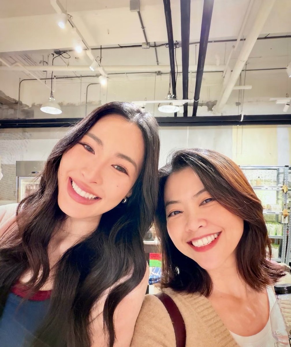 nongplaaaaa's tweet photo. : วันนี้ทำงานกับน้องสาวคนสวย คิดถึง ไม่ได้เจอเป็นเดือนเลย ~

เอ็นดูววววว ตะหริงไปถ่ายงานจริงด้วย ตะมอ ๆๆ ป้ะะ รอชมผลงานเลยค้าบ ลุคนี้พี่คนสวยมากมาากก 🥺 https://t.co/abbFywHhxj