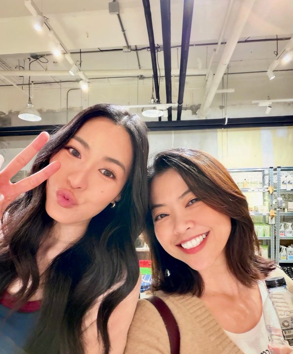 nongplaaaaa's tweet photo. : วันนี้ทำงานกับน้องสาวคนสวย คิดถึง ไม่ได้เจอเป็นเดือนเลย ~

เอ็นดูววววว ตะหริงไปถ่ายงานจริงด้วย ตะมอ ๆๆ ป้ะะ รอชมผลงานเลยค้าบ ลุคนี้พี่คนสวยมากมาากก 🥺 https://t.co/abbFywHhxj
