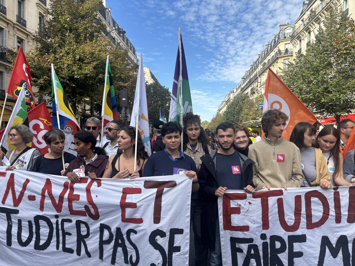 USLSyndicat's tweet photo. Après une matinée historique avec 2000 lycées à l’arrêt et 100% des universités mobilisées, l’USL présente en tête du cortège unitaire.

@lacgtcommunique @unionetudiante_ @FsuNationale @La_FAGE @FnecFpFO @UNEF @UnionSolidaires https://t.co/Sr0IH4X1Jz