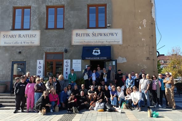 zzbudowlani's tweet photo. 🍁Ruszyły Okręgowe Dni Budowlanych!
Na początek Okręg Śląski ZZ „Budowlani", który świętował 2-4 października w Kielcach. Szydłów, safari wśród bizonów w Kurozwękach, Chęciny i uroczysta kolacja z udziałem Przewodniczącego Tomasza Nagórki.

#ZZBudowlani #DzieńBudowlanych https://t.co/7h07Drogos