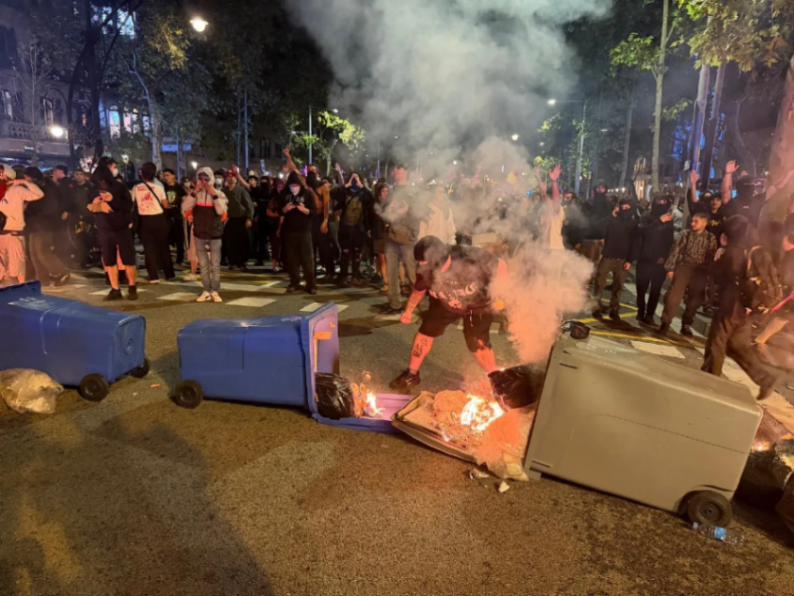 TotBcn's tweet photo. Última hora | L’ajuntament xifra en més de 42.000 euros els danys pels aldarulls a la manifestació per l’habitatge
https://t.co/sjy79lI0LR https://t.co/7oLcHOjvpu