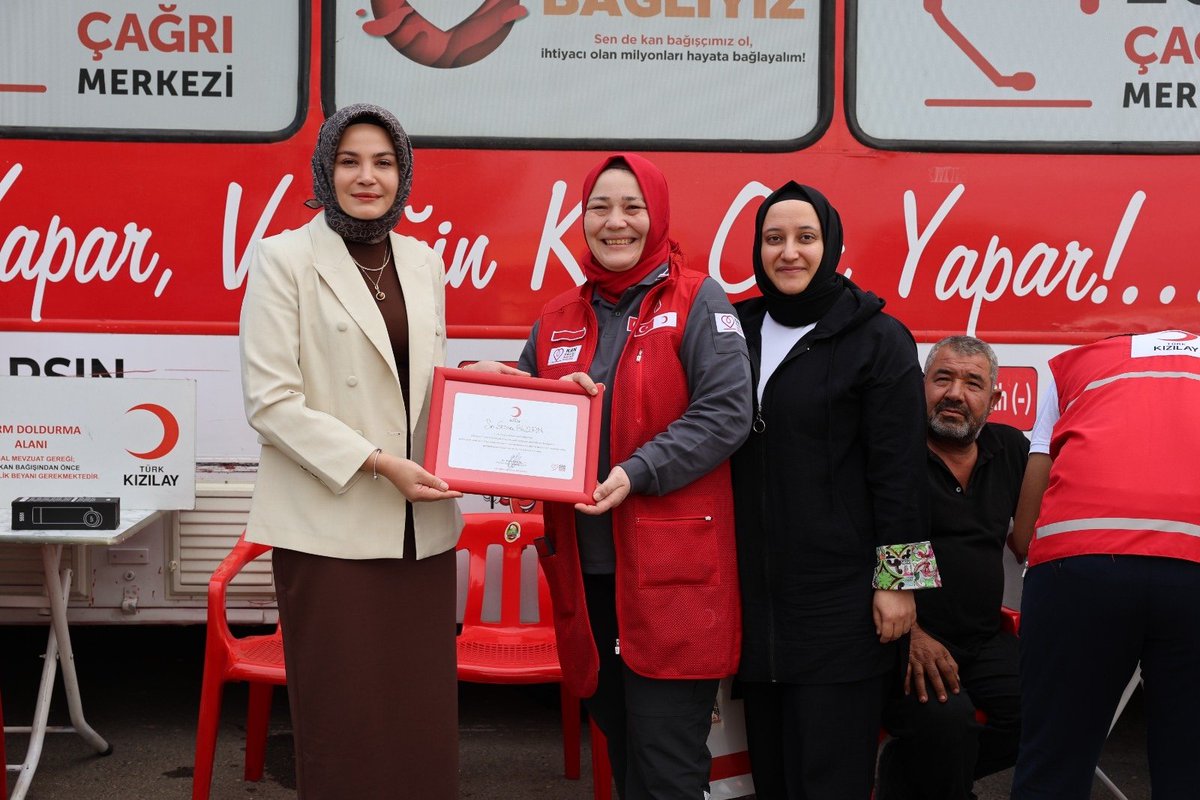polatelikym's tweet photo. 📍Kaymakamımız Sn. Esra Bozan, ilçemizde kurulan Kızılay kan bağış aracını ziyaret etti.

Kaymakamımız, kan bağışının önemine dikkat çekerek tüm vatandaşlarımızı kan bağışında bulunmaya davet etti. https://t.co/A2S9mntCmC