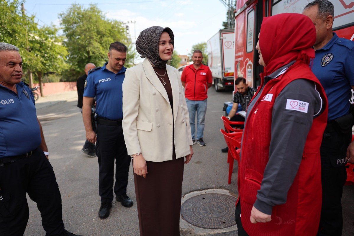 polatelikym's tweet photo. 📍Kaymakamımız Sn. Esra Bozan, ilçemizde kurulan Kızılay kan bağış aracını ziyaret etti.

Kaymakamımız, kan bağışının önemine dikkat çekerek tüm vatandaşlarımızı kan bağışında bulunmaya davet etti. https://t.co/A2S9mntCmC