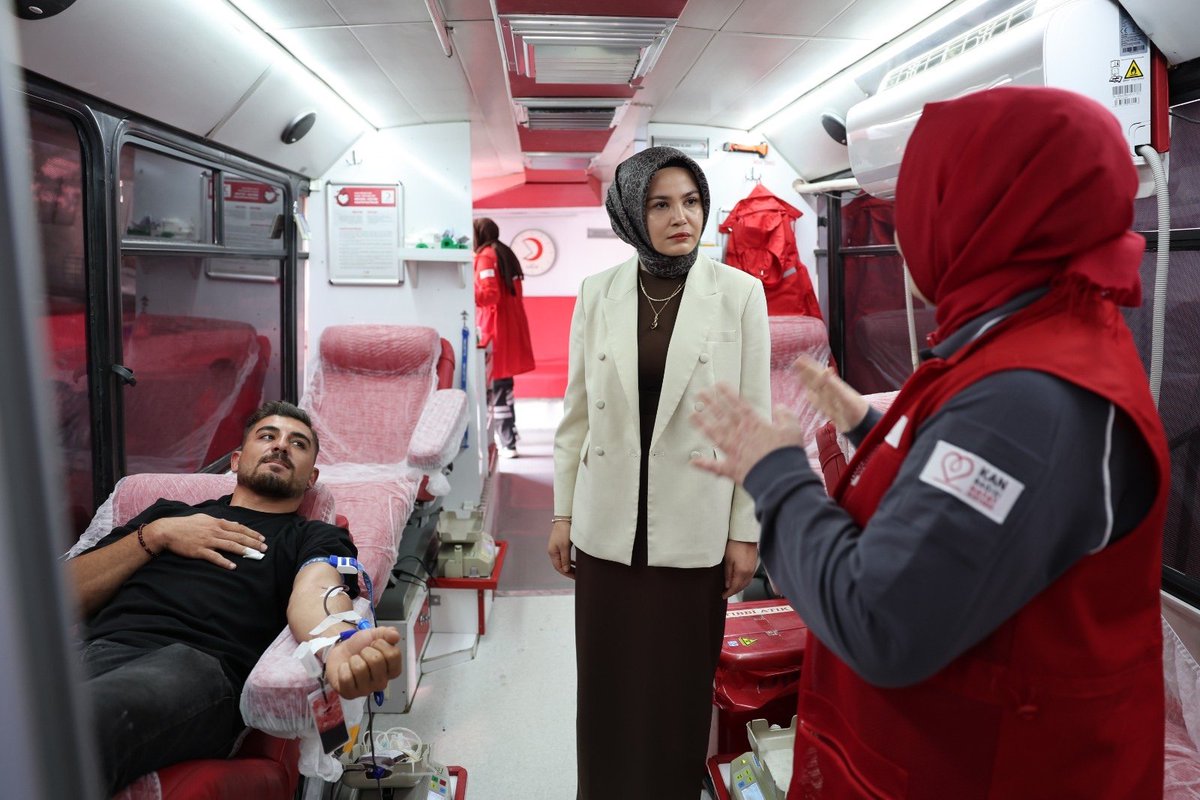 polatelikym's tweet photo. 📍Kaymakamımız Sn. Esra Bozan, ilçemizde kurulan Kızılay kan bağış aracını ziyaret etti.

Kaymakamımız, kan bağışının önemine dikkat çekerek tüm vatandaşlarımızı kan bağışında bulunmaya davet etti. https://t.co/A2S9mntCmC