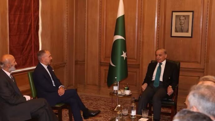 DeepRealPolitik's tweet photo. Vay arkadaş, bu dünyada ne entrikalar dönüyor!

Pakistan Başbakanı Şahbaz Şerif; Barclays, J.P. Morgan, Citi, BlackRock ve Rothschild &amp; Co yahudi yöneticileriyle İngiltere'de görüşüyor; ardından Mekke İttifakı Yemen'e askeri müdahale kararı alıyor⁉️ https://t.co/KANrVR8pP6