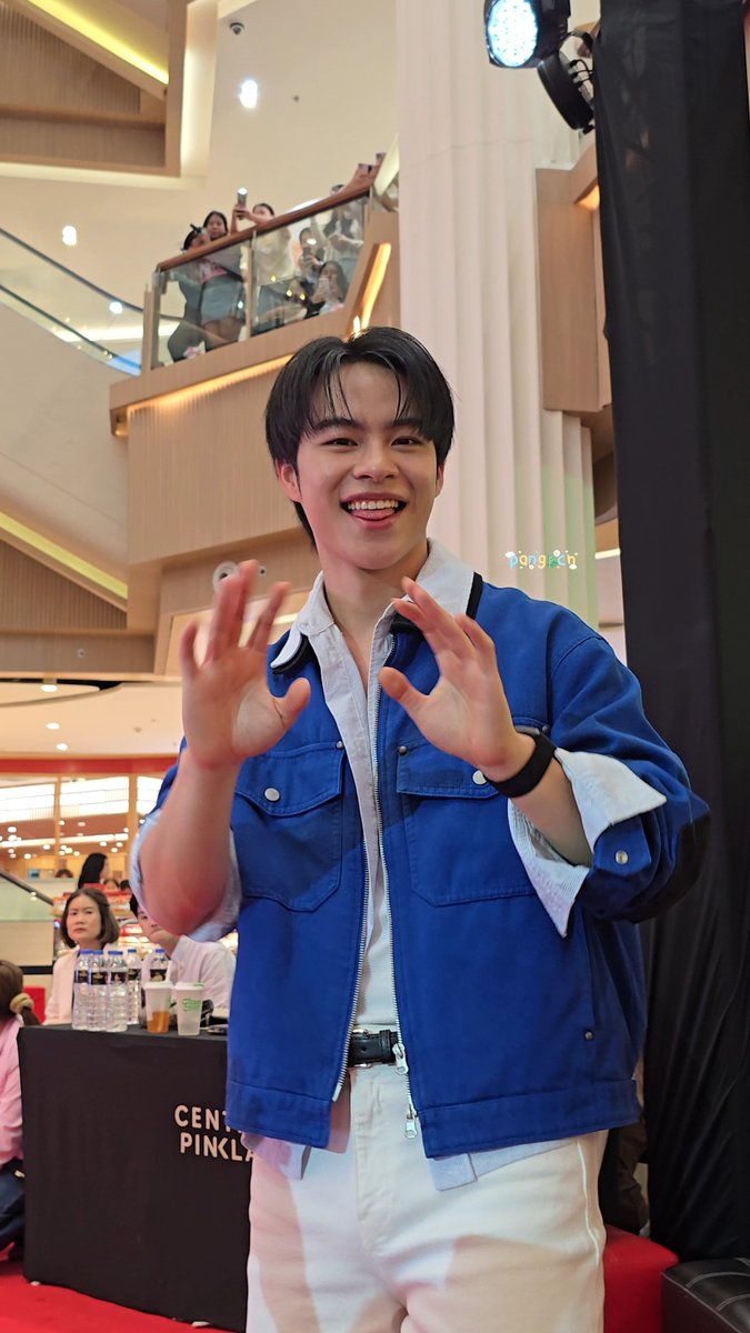 pang_sophak's tweet photo. เอาจิงวันนี้โดนน้อง Attack เยอะมาก 
รบกวนศิลปินไม่เข้าใกล้แฟนคลับนะคะ 🥲
มาร์คพี่จะเพนลมมม🫠🫠🫠

#TopsofBeauty2026 #LOOKSครบทุกเรื่องบิวตี้ #TOPSTHAILAND #OralBTopsxMARCKRIS #MARCKRIS #OralBThailand #ออรัลบี https://t.co/OEXFYNVjHi