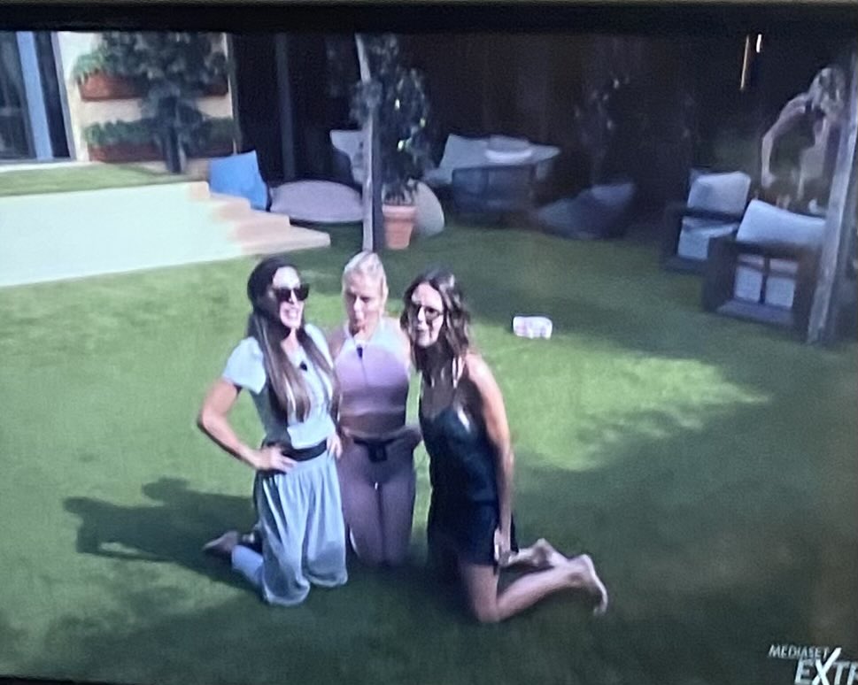 Maria892371433's tweet photo. Ma secondo tanto queste 3 oche, dovrebbero andare in finale con queste scenette sceme e allusive dedicate sempre alla solita persona ? Ma per favore !! #GFvip https://t.co/DixhZ4Oo3N